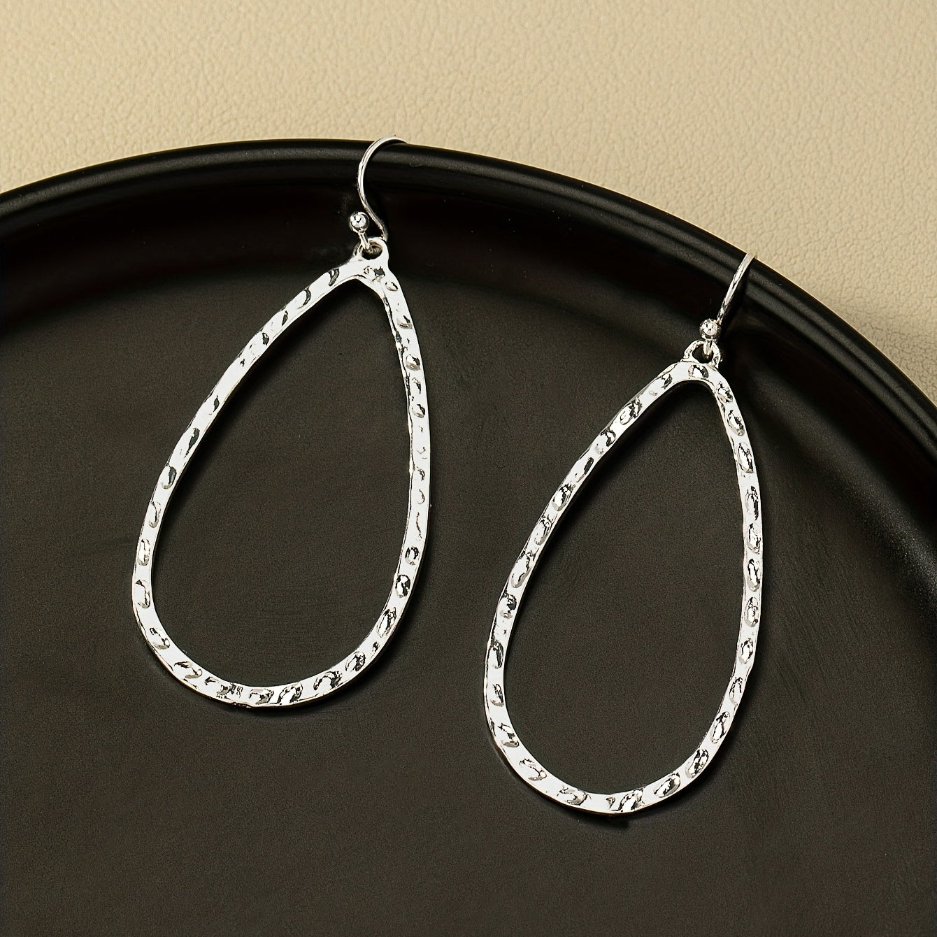 Boucles d’oreilles pendantes goutte martelée – Élégance minimaliste