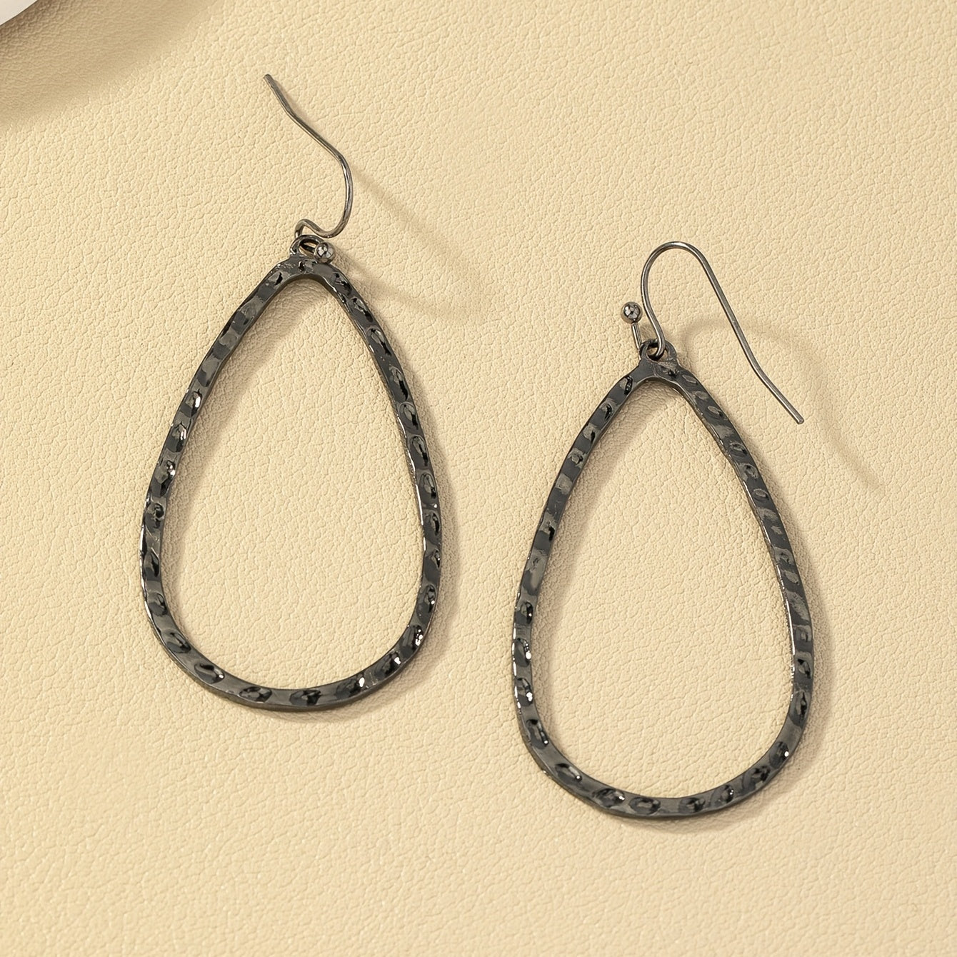 Boucles d’oreilles pendantes goutte martelée – Élégance minimaliste