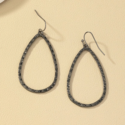 Boucles d’oreilles pendantes goutte martelée – Élégance minimaliste