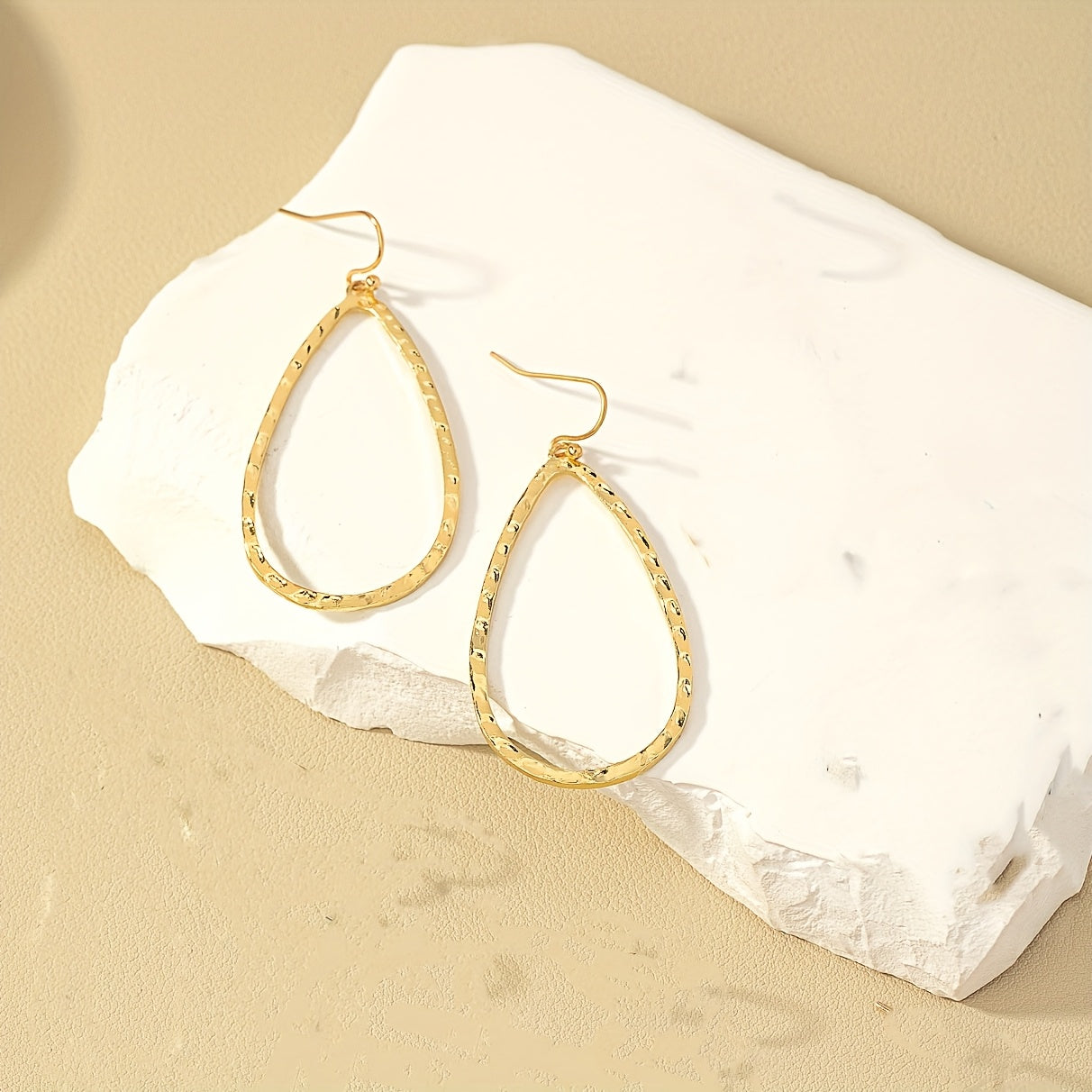 Boucles d’oreilles pendantes goutte martelée – Élégance minimaliste