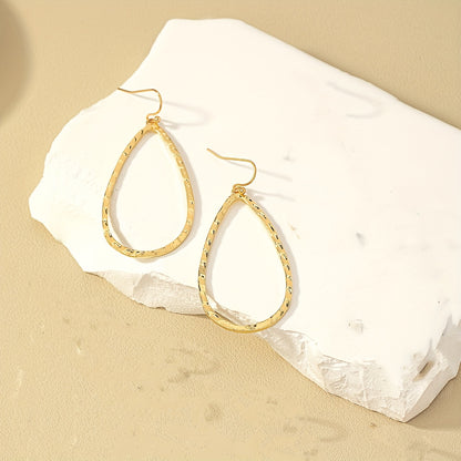 Boucles d’oreilles pendantes goutte martelée – Élégance minimaliste