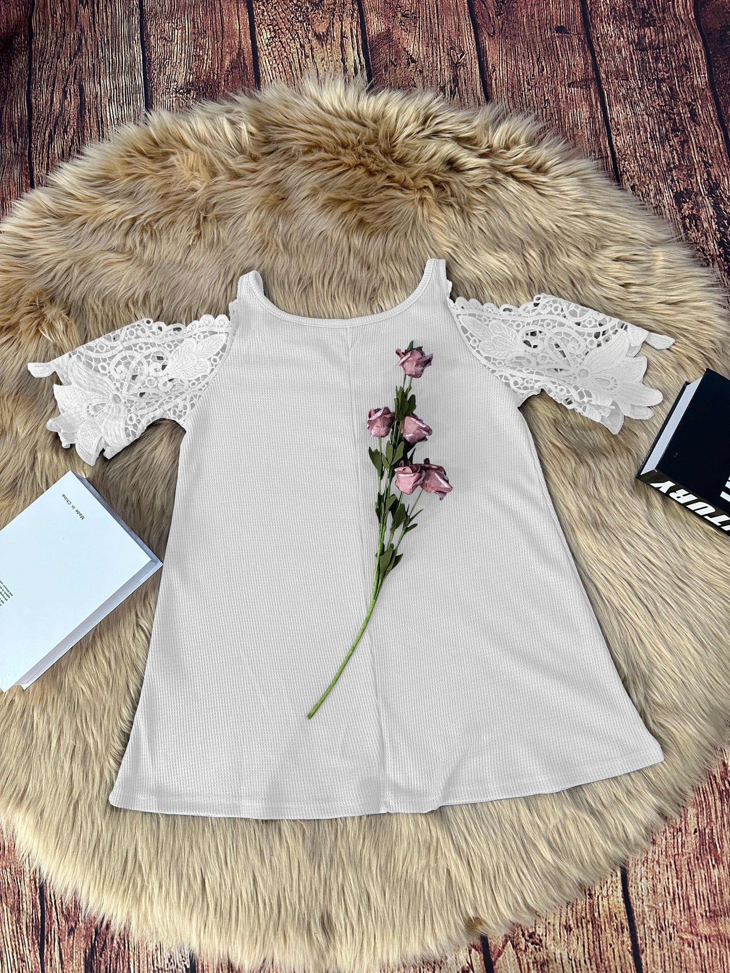 Haut à épaules dénudées et dentelle – style chic et féminin