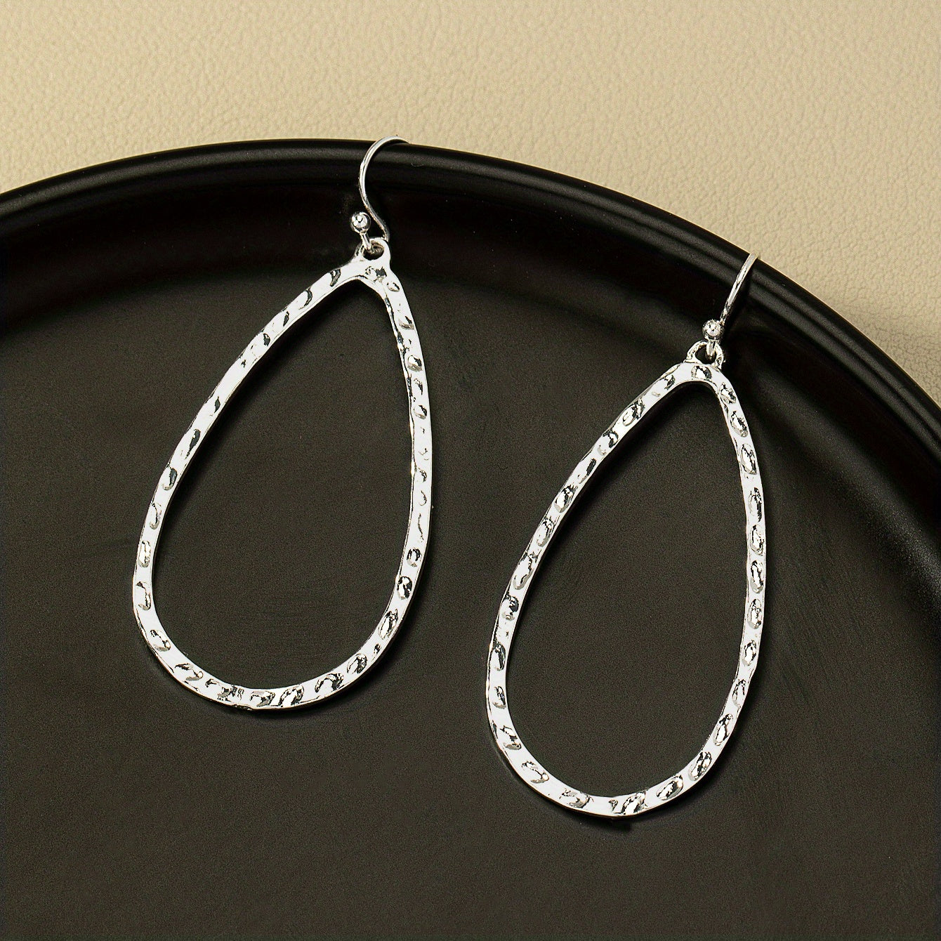 Boucles d’oreilles pendantes goutte martelée – Élégance minimaliste