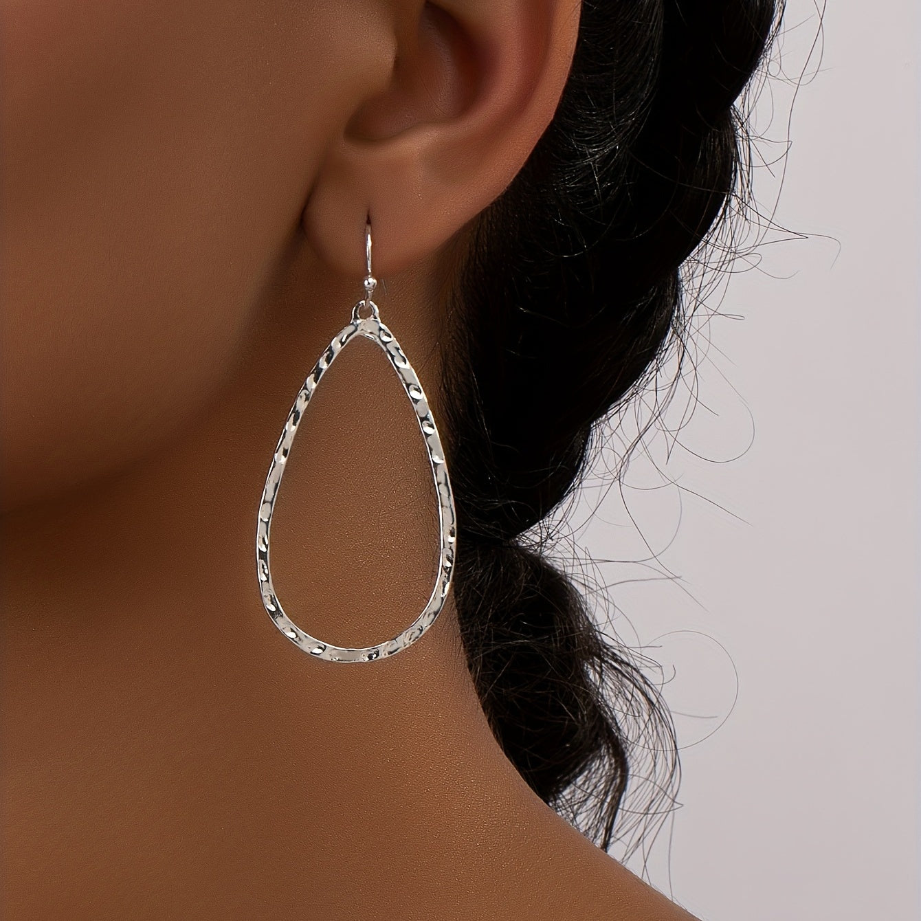 Boucles d’oreilles pendantes goutte martelée – Élégance minimaliste