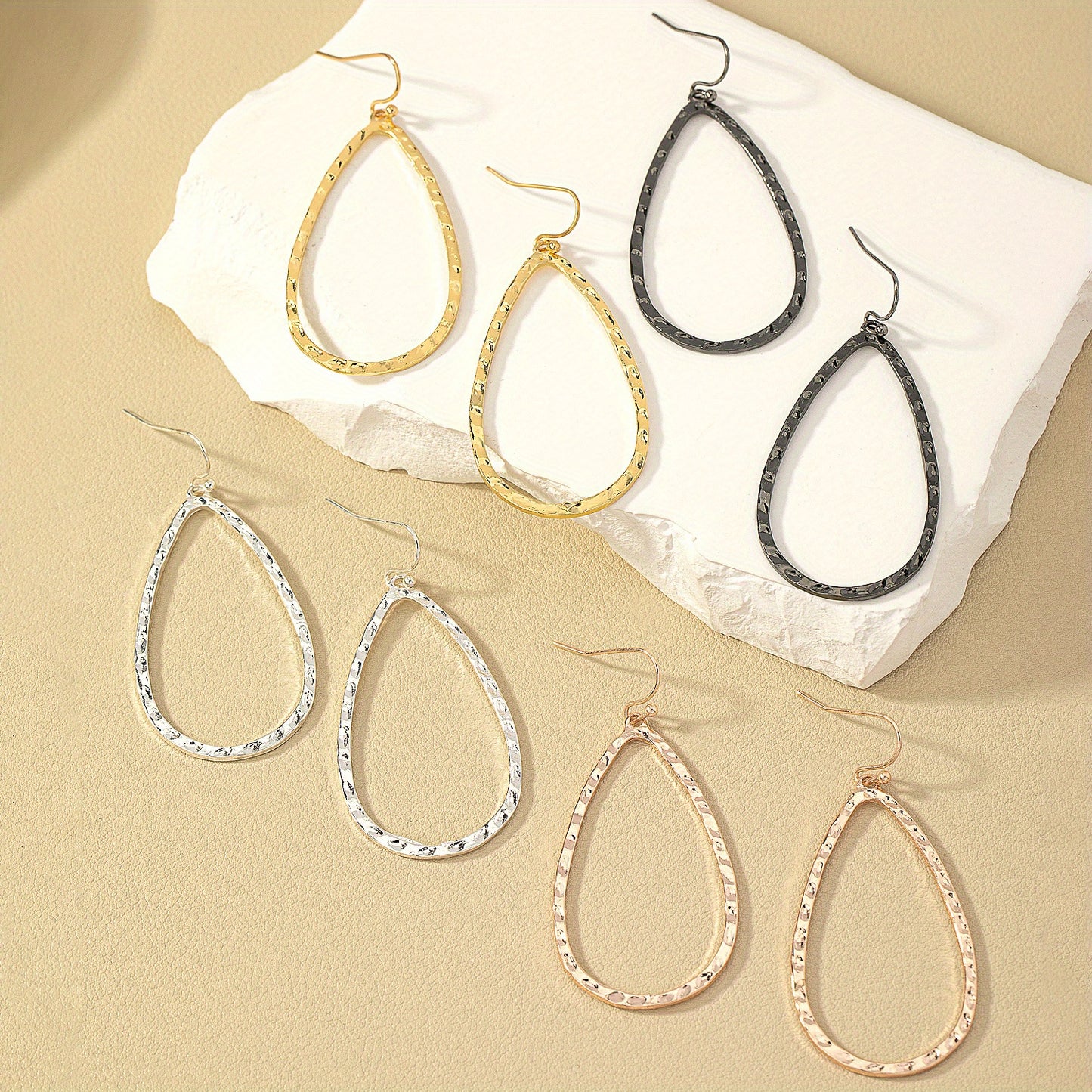 Boucles d’oreilles pendantes goutte martelée – Élégance minimaliste