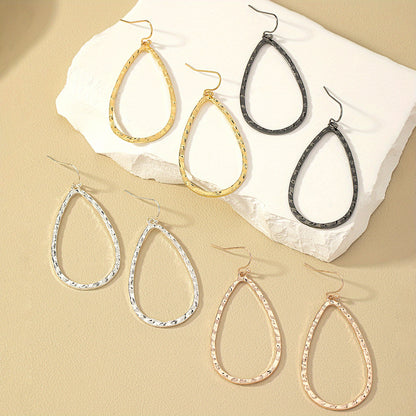 Boucles d’oreilles pendantes goutte martelée – Élégance minimaliste