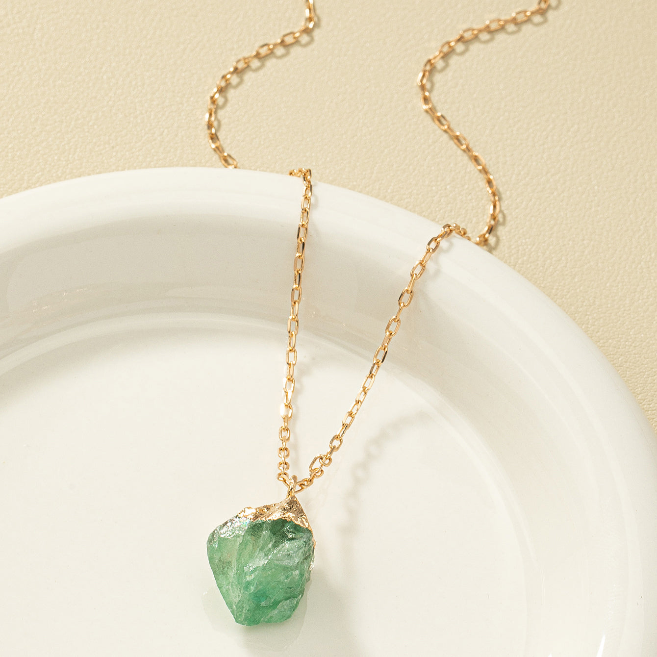 Collier et son pendentif en cristal