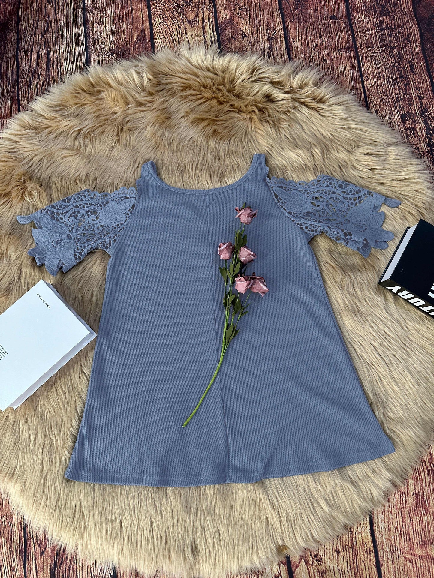 Haut à épaules dénudées et dentelle – style chic et féminin