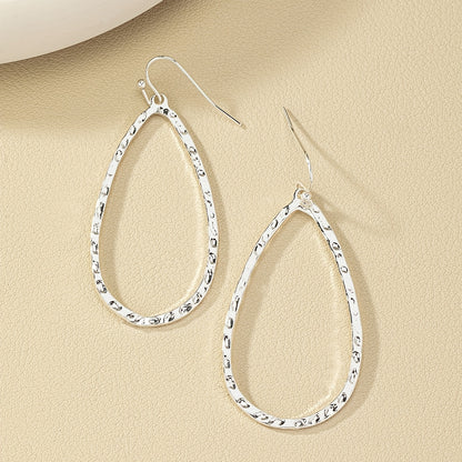 Boucles d’oreilles pendantes goutte martelée – Élégance minimaliste