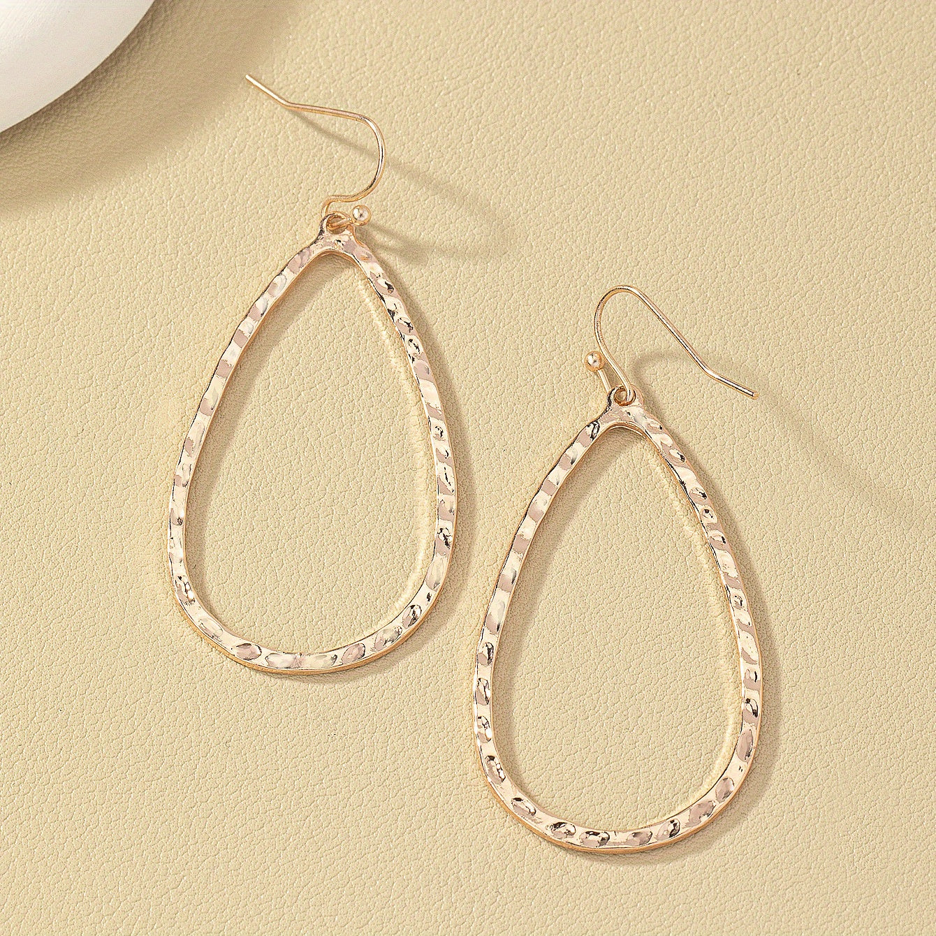 Boucles d’oreilles pendantes goutte martelée – Élégance minimaliste