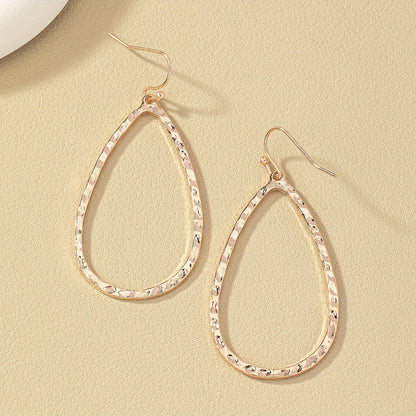 Boucles d’oreilles pendantes goutte martelée – Élégance minimaliste