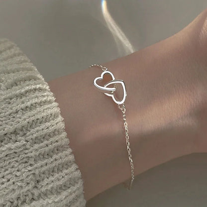 Bracelet argenté cœurs entrelacés – Symbole d’amour et de lien éternel