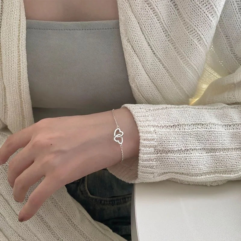 Bracelet argenté cœurs entrelacés – Symbole d’amour et de lien éternel