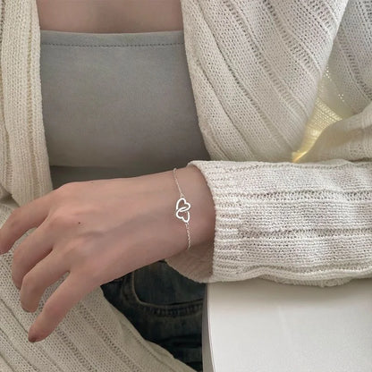 Bracelet argenté cœurs entrelacés – Symbole d’amour et de lien éternel
