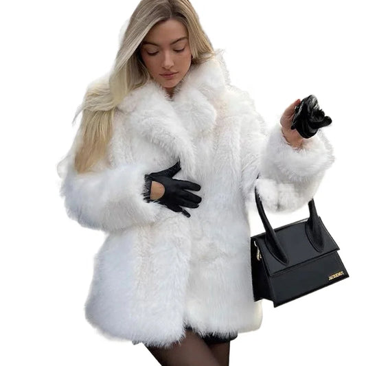 Manteau en Fausse Fourrure Blanche – Élégance & Douceur