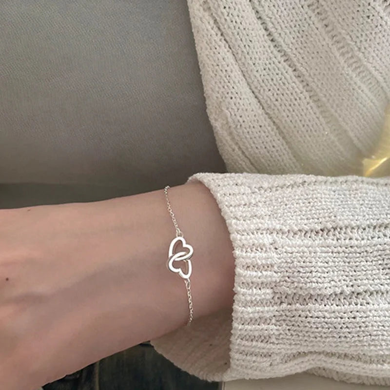 Bracelet argenté cœurs entrelacés – Symbole d’amour et de lien éternel