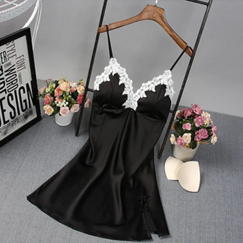 Nuisette Satinée Rouge avec Dentelle Florale Blanche