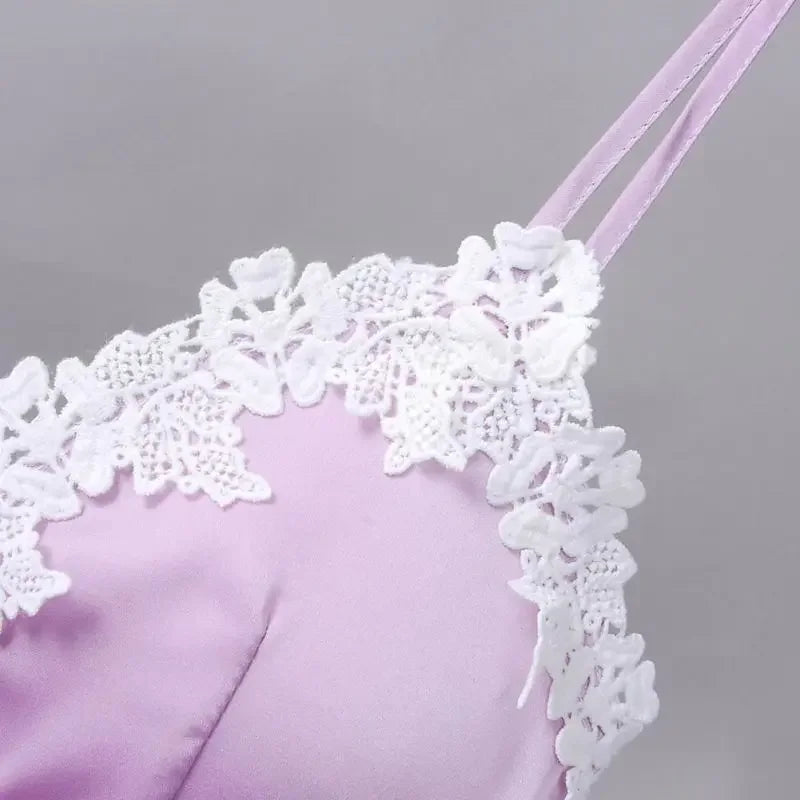 Nuisette Satinée Rouge avec Dentelle Florale Blanche