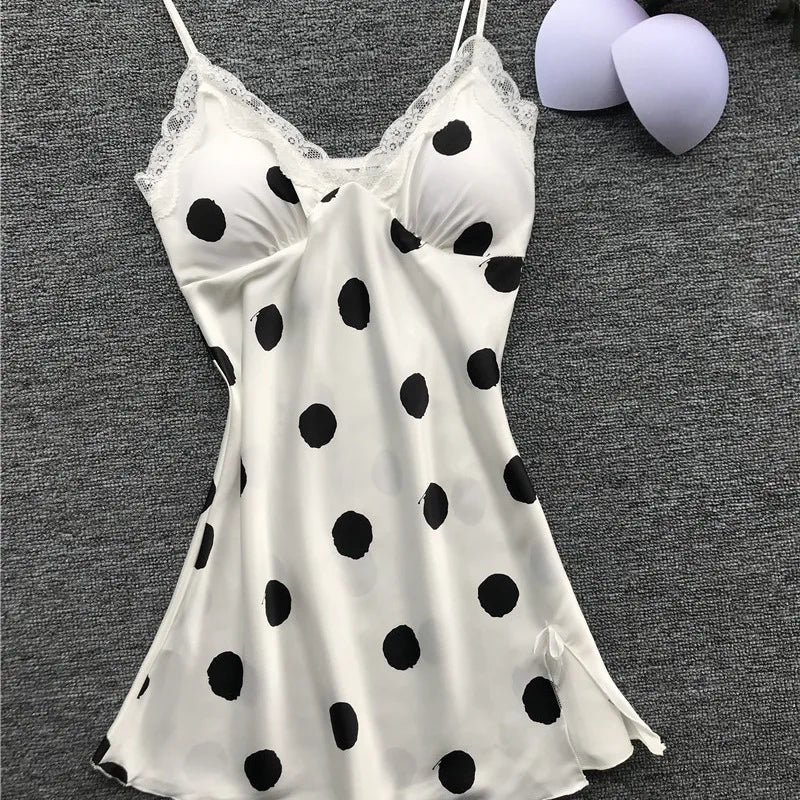 Nuisette Satinée Rouge avec Dentelle Florale Blanche