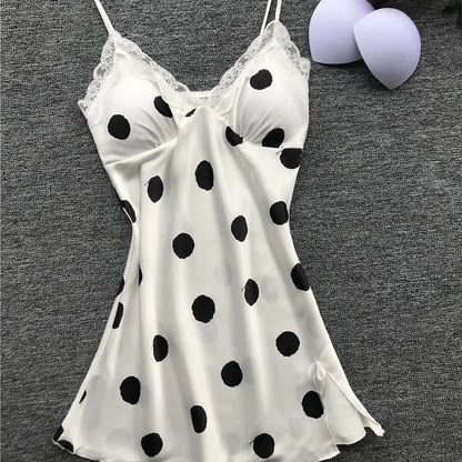 Nuisette Satinée Rouge avec Dentelle Florale Blanche