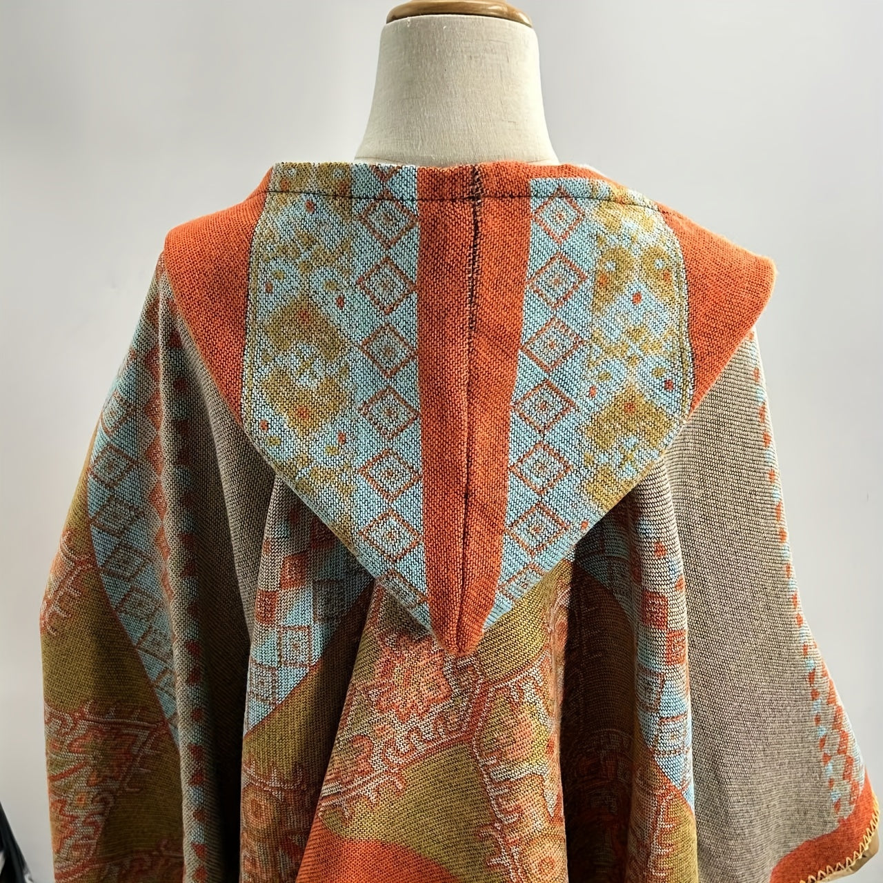 Cape à capuche bohème – Chaleur et élégance artisanale