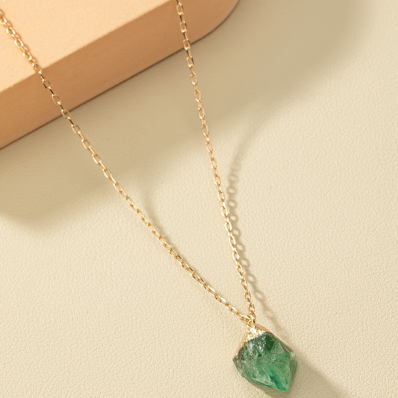 Collier et son pendentif en cristal