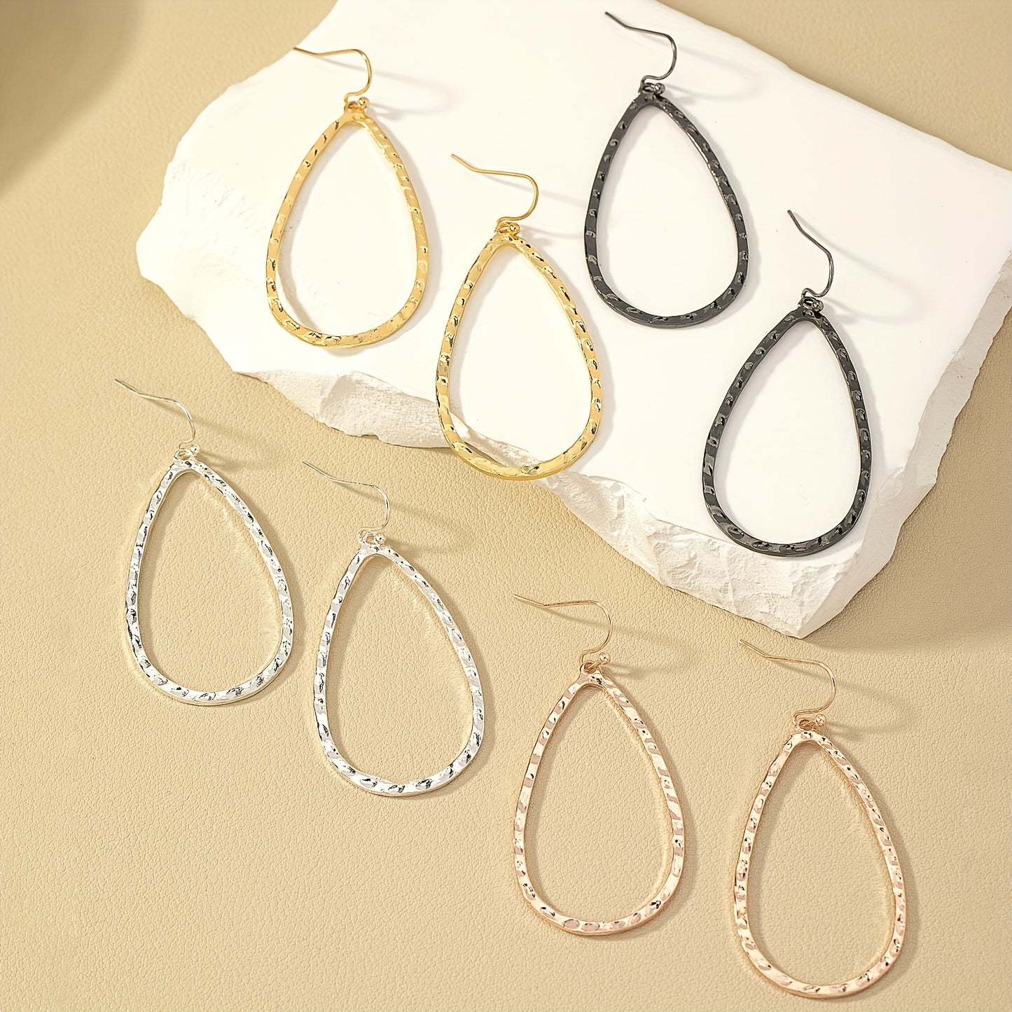 Boucles d’oreilles pendantes goutte martelée – Élégance minimaliste