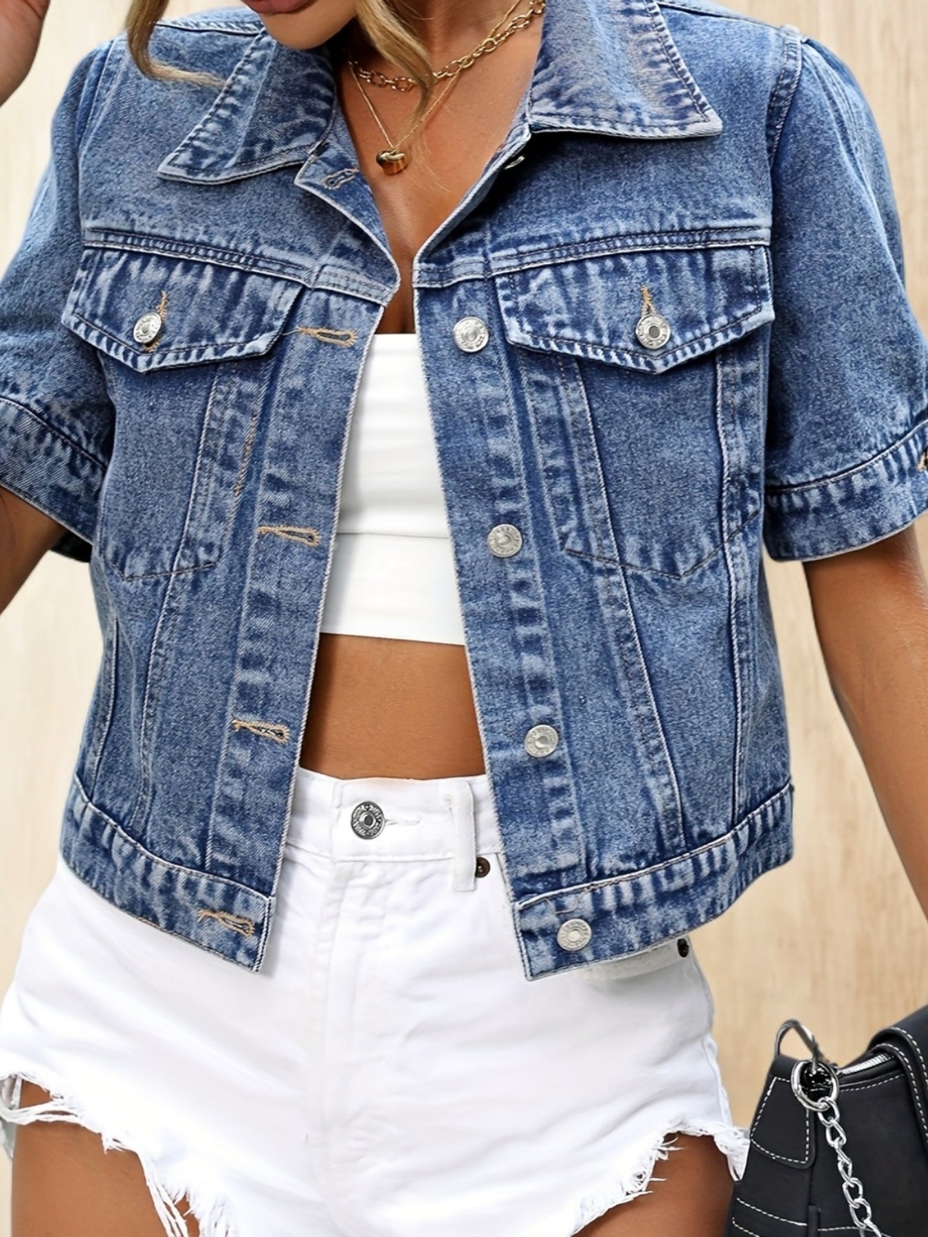 Veste en Jean Courte – L’Indispensable du Dressing