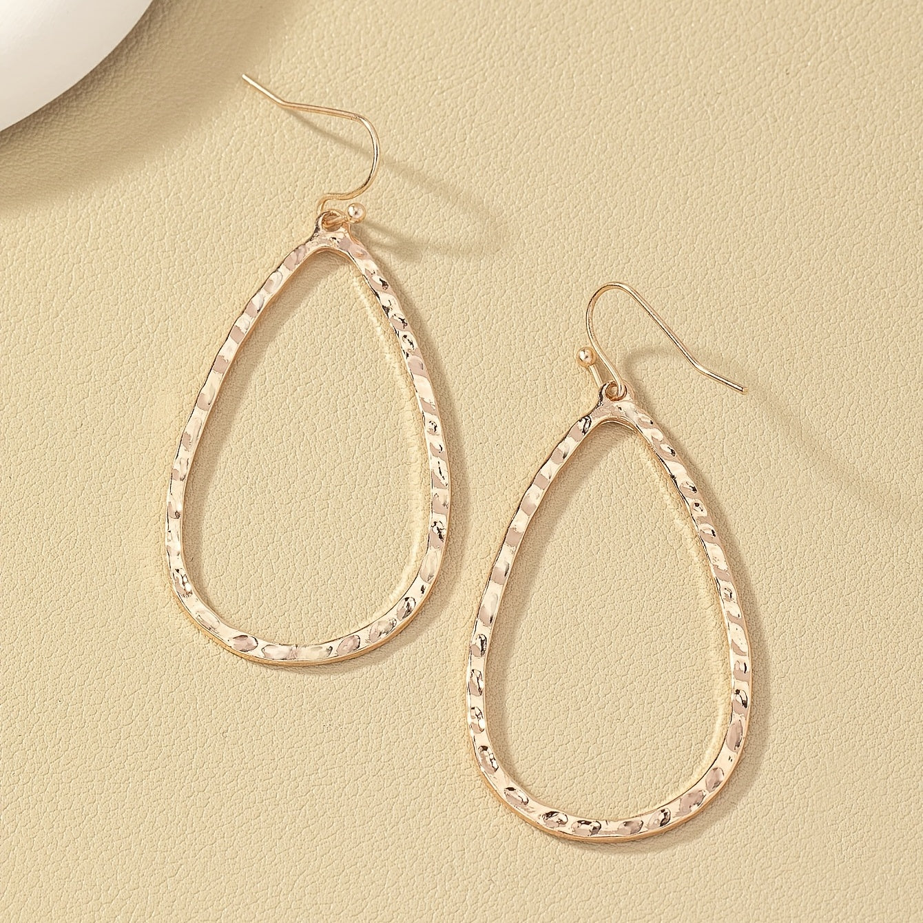 Boucles d’oreilles pendantes goutte martelée – Élégance minimaliste