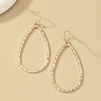 Boucles d’oreilles pendantes goutte martelée – Élégance minimaliste